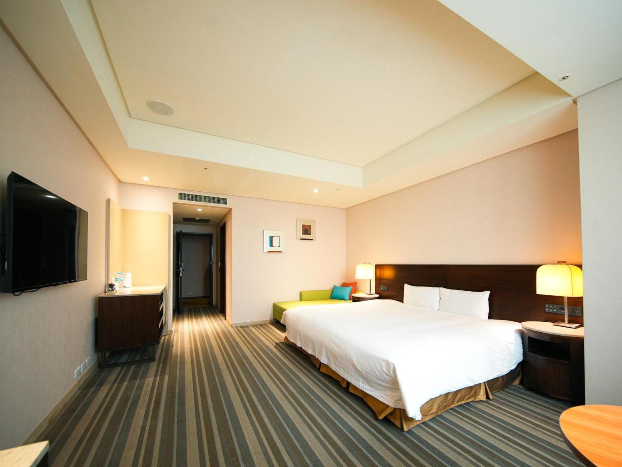 Via Breeze Hotel 4*